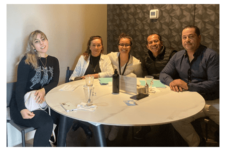 Cliente firmando escrituras 1