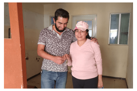 Cliente firmando escrituras 2