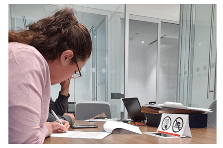 Cliente firmando escrituras 3