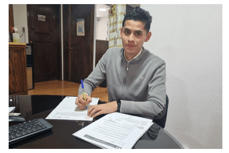 Cliente firmando escrituras 6