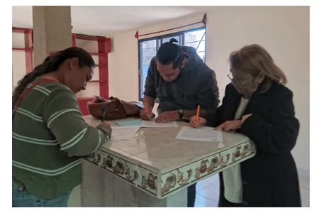 Cliente firmando escrituras 7