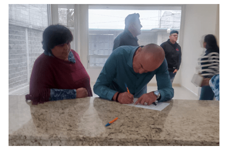 Cliente firmando escrituras 8